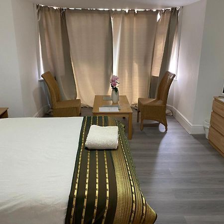 Sunrup Heathrow Apartman Feltham Kültér fotó