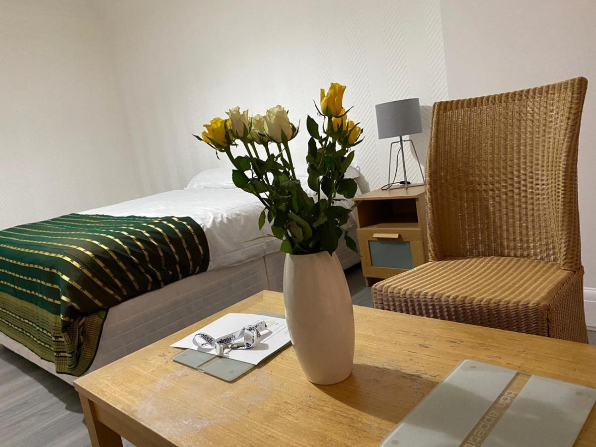 Sunrup Heathrow Apartman Feltham Kültér fotó