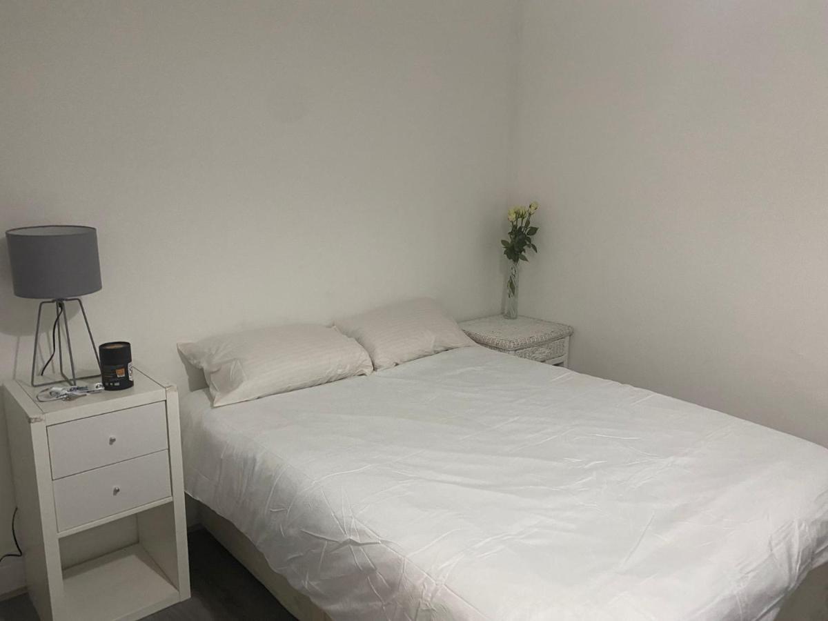 Sunrup Heathrow Apartman Feltham Kültér fotó