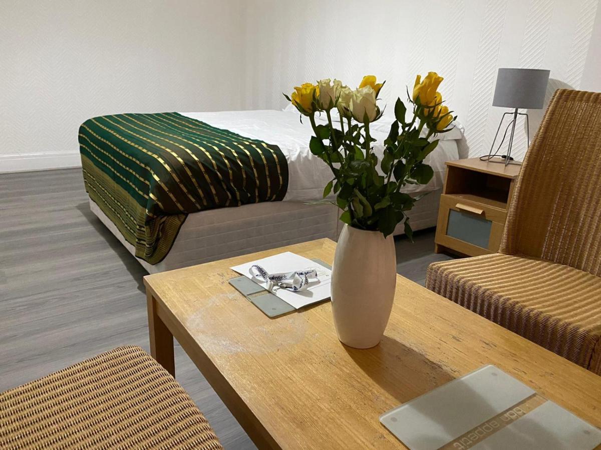 Sunrup Heathrow Apartman Feltham Kültér fotó