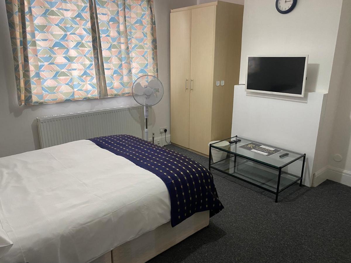 Sunrup Heathrow Apartman Feltham Kültér fotó